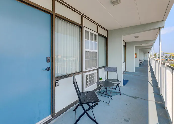 1 Block To Beach! Ocean W/ Pool Access *