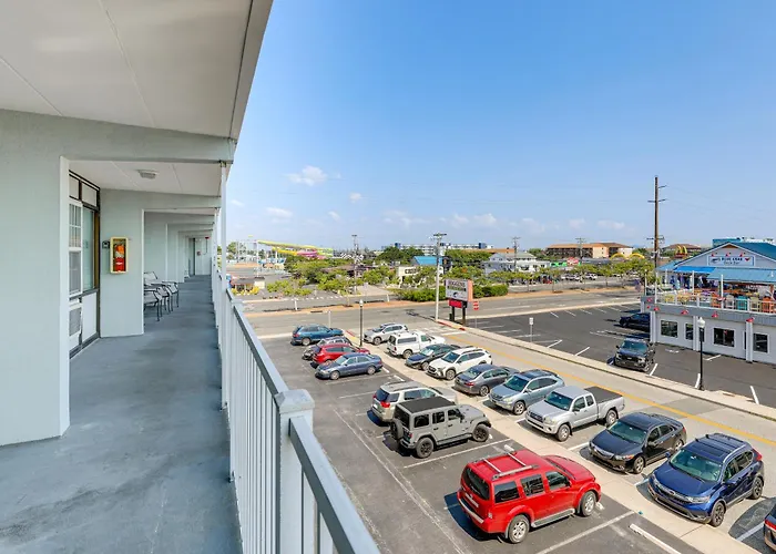 1 Block To Beach! Ocean W/ Pool Access Apartment