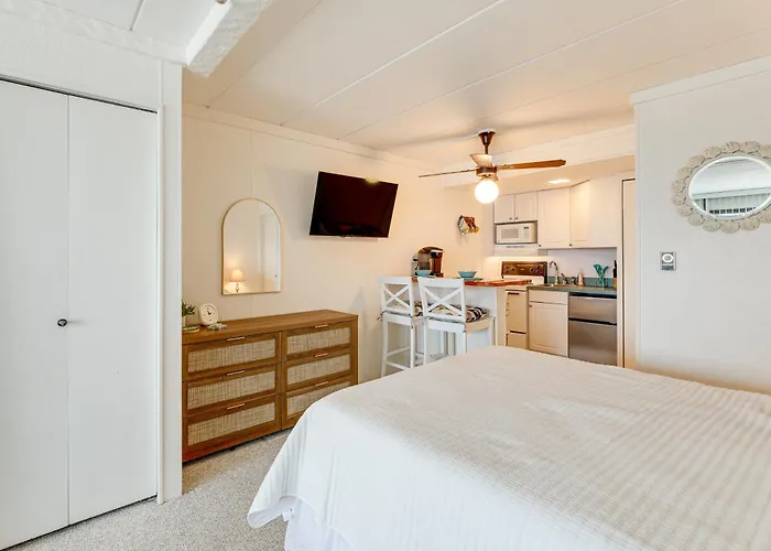 Apartment 1 Block To Beach! Ocean W/ Pool Access