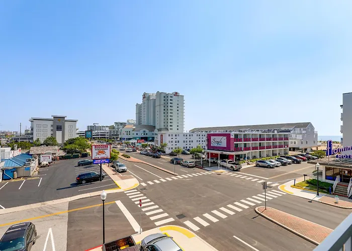Apartment 1 Block To Beach! Ocean W/ Pool Access *