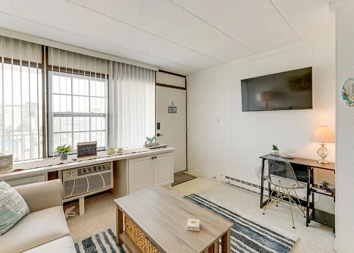 1 Block To Beach! Ocean W/ Pool Access Apartment