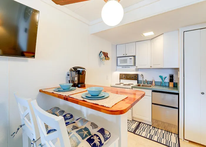 1 Block To Beach! Ocean W/ Pool Access