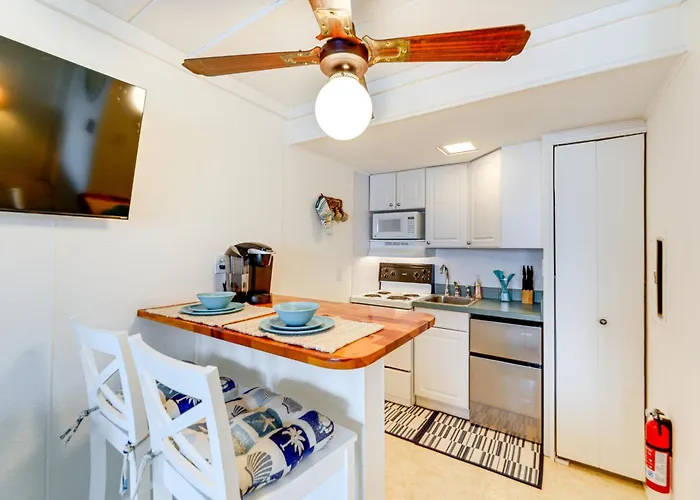 1 Block To Beach! Ocean W/ Pool Access Apartment