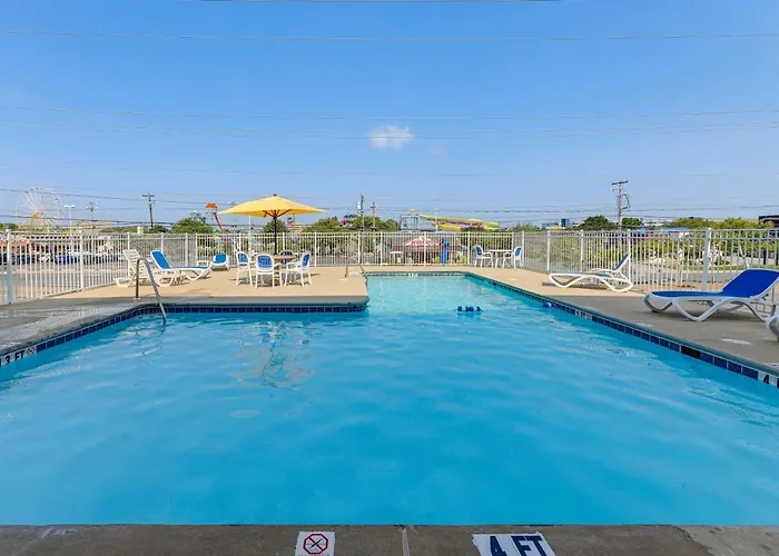 1 Block To Beach! Ocean W/ Pool Access *