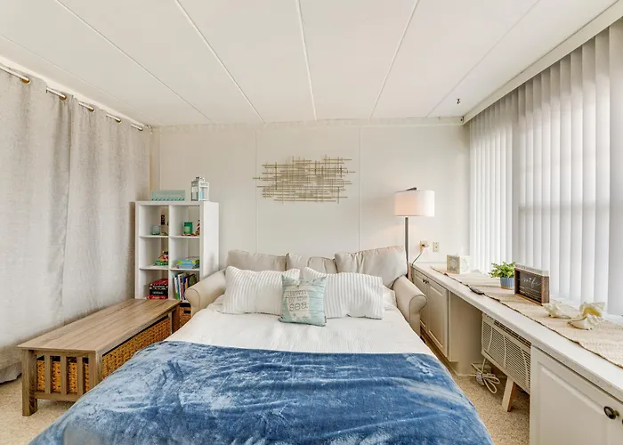 1 Block To Beach! Ocean W/ Pool Access